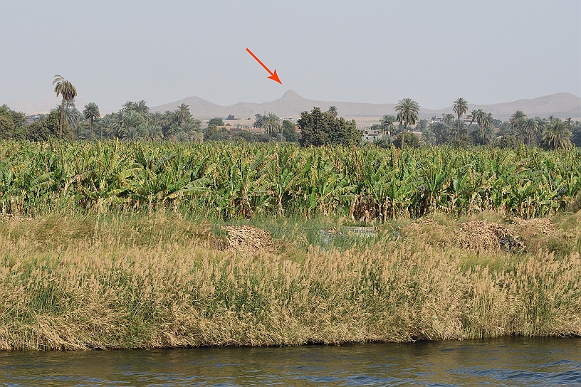 01 MAK_6239.jpg - Risalendo il Nilo, sulla riva occidentale, si vede in lontananza la vetta Al-Qurn che domina la Valle dei Re e la Valle delle Regine.